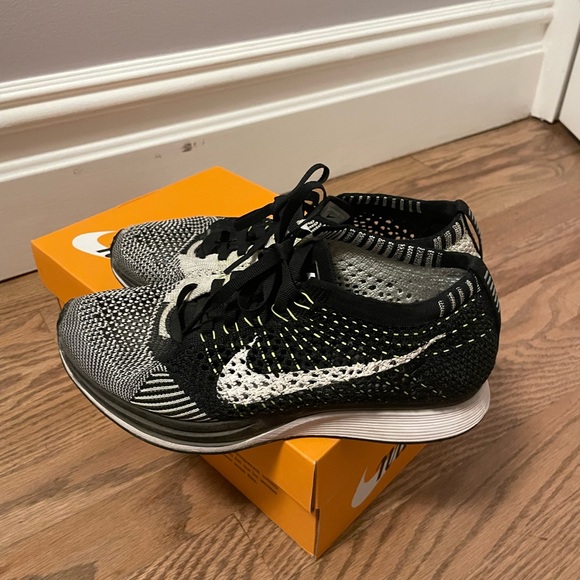 Nike Flyknit Racer - Picture 2 of 6